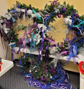 lot 356 image: LARGE SIZE CHRISTMAS WREATHS  DECOR PLUS STAND AS SHOWN. WREATHS RANGE IN SIZE FROM 28 W TO 50 W.
