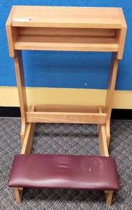 lot 273 image: PADDED HARDWOOD KNEELER IN STYLE SHOWN. APPROX. 20.5 W x 26.5 D x 32 H.