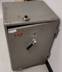 lot 413 image: VINTAGE UNDERWRITERS LABORATORIES FIRE INSULATED SAFE AS SHOWN. THIS SAFE WAS DRILLED AND NEEDS REPAIRS.