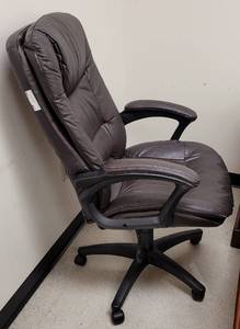 lot 417 image: LEATHER-STYLE OFFICE CHAIR AS SHOWN.