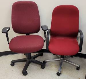 lot 418 image: (2) OFFICE CHAIRS IN STYLES SHOWN.
