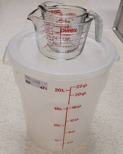 lot 474 image: LARGE 22QT PLASTIC STORAGE CONTAINER PLUS GLASS MEASURING CUPS AS SHOWN.
