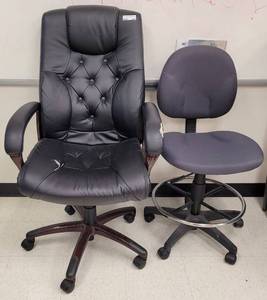 lot 485 image: (2) OFFICE CHAIRS IN STYLES SHOWN.
