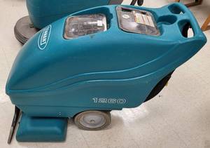 lot 490 image: TENNANT SELF CONTAINED CARPET EXTRACTOR MODEL 1260 WITH ACCESSORIES AS SHOWN. SEARCH IT UP