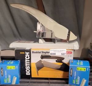 lot 527 image: BOSTITCH BOOKLET STAPLER B440SB, SWINGLINE HEAVY DUTY STAPLER MODEL 390, AND STAPLES AS SHOWN.