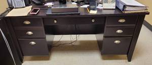 lot 560 image: OFFICE DESK IN STYLE SHOWN. CONTENTS NOT INCLUDED APPROX. 65.25 W x 29.25 D x 30.75 H.