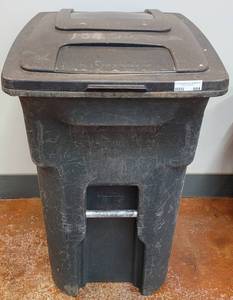 lot 604 image: LARGE TOTER WHEELED TRASHCAN WITH LID AS SHOWN.