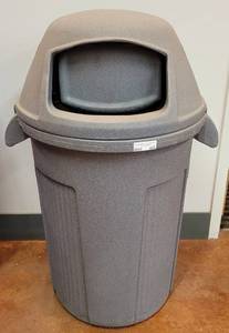 lot 605 image: LARGE TOTER WHEELED TRASHCAN WITH DOME LID AS SHOWN.