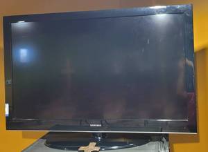 lot 622 image: SAMSUNG 52 HDTV 1080P MODEL LN52A550P3F AS SHOWN.