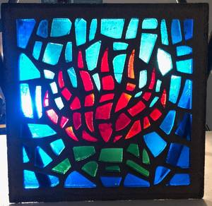 lot 635 image: VINTAGE 1970S UNIQUE STAINED GLASS WINDOW PANE IN STYLE  DESIGN SHOWN. THIS FABULOUS PIECE CAME FROM THE ORIGINAL CHURCH AND WAS MADE BY SMITH STAINED GLASS STUDIOS IN FT. WORTH - 1977. APPROX. 20 12 x 20 18. MUST SEE
