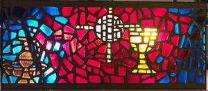 lot 637 image: VINTAGE 1970S UNIQUE STAINED GLASS WINDOW PANE IN STYLE  DESIGN SHOWN. THIS FABULOUS PIECE CAME FROM THE ORIGINAL CHURCH AND WAS MADE BY SMITH STAINED GLASS STUDIOS IN FT. WORTH - 1977. APPROX. 46 18 x 20. MUST SEE