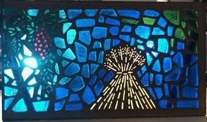 lot 638 image: VINTAGE 1970S UNIQUE STAINED GLASS WINDOW PANE IN STYLE  DESIGN SHOWN. THIS FABULOUS PIECE CAME FROM THE ORIGINAL CHURCH AND WAS MADE BY SMITH STAINED GLASS STUDIOS IN FT. WORTH - 1977. APPROX. 35 x 20. MUST SEE