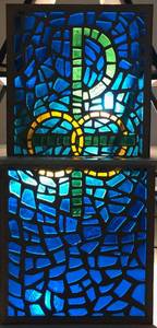 lot 640 image: VINTAGE 1970S UNIQUE 2-PIECE STAINED GLASS WINDOW PANES IN STYLE  DESIGN SHOWN. THIS FABULOUS PIECE CAME FROM THE ORIGINAL CHURCH AND WAS MADE BY SMITH STAINED GLASS STUDIOS IN FT. WORTH - 1977. APPROX. 27 18 x 56. MUST SEE