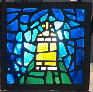 lot 642 image: VINTAGE 1970S UNIQUE STAINED GLASS WINDOW PANE IN STYLE  DESIGN SHOWN. THIS FABULOUS PIECE CAME FROM THE ORIGINAL CHURCH AND WAS MADE BY SMITH STAINED GLASS STUDIOS IN FT. WORTH - 1977. APPROX. 20 x 20 12. MUST SEE