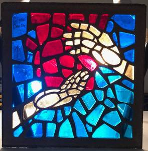 lot 643 image: VINTAGE 1970S UNIQUE STAINED GLASS WINDOW PANE IN STYLE  DESIGN SHOWN. THIS FABULOUS PIECE CAME FROM THE ORIGINAL CHURCH AND WAS MADE BY SMITH STAINED GLASS STUDIOS IN FT. WORTH - 1977. APPROX. 20 38 x 20 58. MUST SEE
