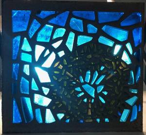 lot 645 image: VINTAGE 1970S UNIQUE STAINED GLASS WINDOW PANE IN STYLE  DESIGN SHOWN. THIS FABULOUS PIECE CAME FROM THE ORIGINAL CHURCH AND WAS MADE BY SMITH STAINED GLASS STUDIOS IN FT. WORTH - 1977. APPROX. 21 116 x 19 12. MUST SEE