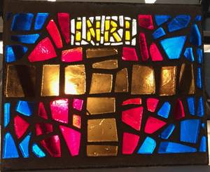 lot 646 image: VINTAGE 1970S UNIQUE STAINED GLASS WINDOW PANE IN STYLE  DESIGN SHOWN. THIS FABULOUS PIECE CAME FROM THE ORIGINAL CHURCH AND WAS MADE BY SMITH STAINED GLASS STUDIOS IN FT. WORTH - 1977. APPROX. 24 x 19 12. MUST SEE