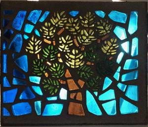 lot 634 image: VINTAGE 1970S UNIQUE STAINED GLASS WINDOW PANE IN STYLE  DESIGN SHOWN. THIS FABULOUS PIECE CAME FROM THE ORIGINAL CHURCH AND WAS MADE BY SMITH STAINED GLASS STUDIOS IN FT. WORTH - 1977. APPROX. 23 116 x 19 12. MUST SEE
