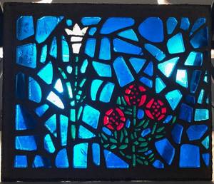 lot 633 image: VINTAGE 1970S UNIQUE STAINED GLASS WINDOW PANE IN STYLE  DESIGN SHOWN. THIS FABULOUS PIECE CAME FROM THE ORIGINAL CHURCH AND WAS MADE BY SMITH STAINED GLASS STUDIOS IN FT. WORTH - 1977. APPROX. 23 58 x 20. MUST SEE