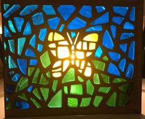 lot 631 image: VINTAGE 1970S UNIQUE STAINED GLASS WINDOW PANE IN STYLE  DESIGN SHOWN. THIS FABULOUS PIECE CAME FROM THE ORIGINAL CHURCH AND WAS MADE BY SMITH STAINED GLASS STUDIOS IN FT. WORTH - 1977. APPROX. 23 58 x 20. MUST SEE
