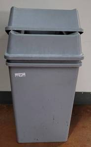 lot 657 image: (2) LARGE PLASTIC COMMERCIAL TRASHCANS WITH LIDS AS SHOWN. SOLD 2 X THE MONEY