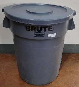lot 658 image: RUBBERMAID BRUTE COMMERCIAL TRASH CAN WITH LID AS SHOWN.