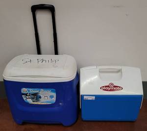 lot 684 image: (1) IGLOO ISLAND BREEZE 28 QT ROLLING COOLER AND (1) IGLOO PLAYMATE COOLER AS SHOWN.