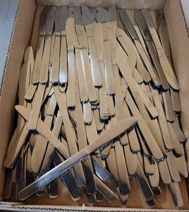 lot 731 image: (100) STAINLESS STEEL DINNER KNIVES AS SHOWN.
