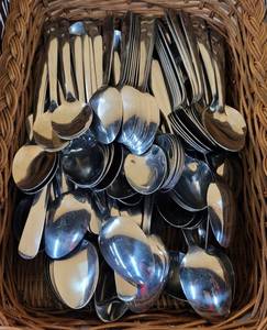 lot 732 image: (100) STAINLESS STEEL TEASPOONS AS SHOWN.