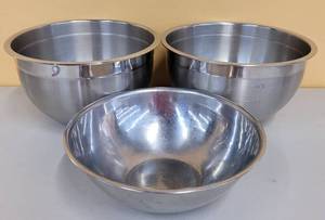 lot 752 image: (3) STAINLESS STEEL MIXING BOWLS AS SHOWN.