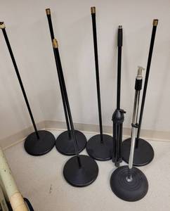 lot 781 image: LOT OF MICROPHONE STANDS AS SHOWN.