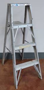 lot 824 image: 4 FT ALUMINUM STEPLADDER AS SHOWN.