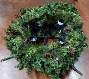 lot 862 image: WREATH WITH CANDLE HOLDERS IN STYLE SHOWN. APPROX. 28 W.