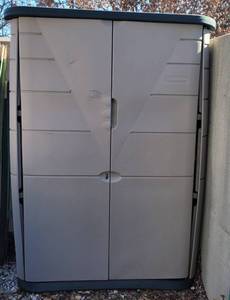 lot 897 image: LARGE RUBBERMAID SHED WITH CONTENTS INCLUDING LARGE AMOUNT OF ICE MELT SALT AS SHOWN.