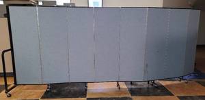 lot 895 image: 11-PANEL PARTITION AS SHOWN. APPROX. 22 FT LONG x 6 FT HIGH. (EXTENDED)