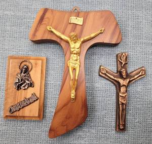 lot 892 image: (3) ASSORTED SIZE HAND MADE CRUCIFIXES IN STYLES SHOWN.