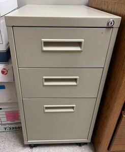 lot 904 image: 3-DRAWER ROLLING METAL CABINET WITH KEYS AS SHOWN. APPROX. 15 W x 22 D x 28 H.