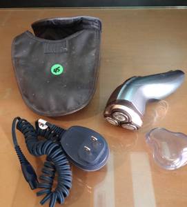 lot 45 image: NORELCO QUADRA 7886XL PORTABLE SHAVER WITH CHARGE CORD AND CASE - TESTEDWORKS