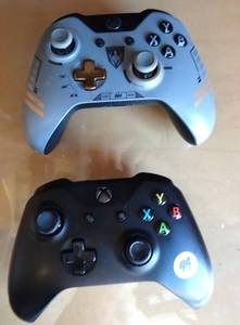 lot 49 image: PAIR OF XBOX GAMING CONTROLLERS