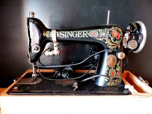 lot 176 image: BEAUTIFUL ANTIQUE SINGER SEWING MACHINE WITH ORNATE PAINT & METALWORK