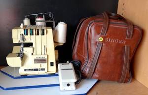 lot 178 image: VINTAGE Singer 14U 286B Serger Sewing Machine Quantum Lock 4 Differential Feed & Storage Bag $$$