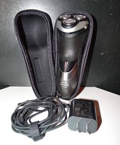 lot 205 image: Philips Norelco Wet and Dry Rechargeable Electric Razor AT880 wCase & Charger