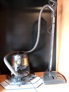 lot 218 image: Rainbow E Series Vacuum With Hose - TESTEDWORKS $$$