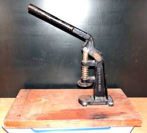 lot 252 image: ANTIQUE DEFIANCE BUTTON MACHINE MODEL 1920