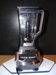 lot 304 image: Ninja Professional 1000-Watt 72 oz. XL Total Crushing Blender BL710WM BL610