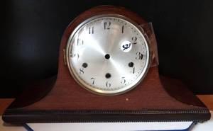 lot 321 image: NICE MANTLE CLOCK AS SHOWN (FOR PARTS OR REPAIR)