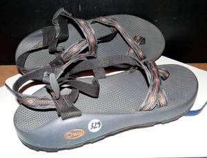 lot 329 image: CHACO MENS SANDLES - SLIGHT USE