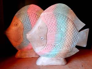 lot 347 image: LOVELY HAND CARVED WOODEN ANGEL FISH - 20 INCH HIGH - HEAVY SOLID WOOD.