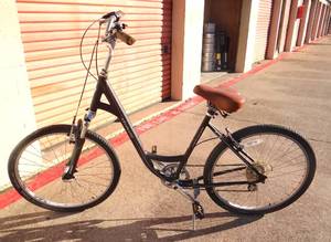lot 350 image: Big $$$ Item - Specialized Expedition Bike 7 Speed Womens Bike - Retail $1500 New (LIKE NEW CONDITION)