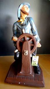 lot 366 image: CLASSIC SHIP CAPTAIN AT HELM CERAMIC FIGURE